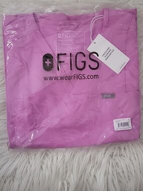 Our best-selling scrub top scrub pants XS that pack a lot of style and pockets.